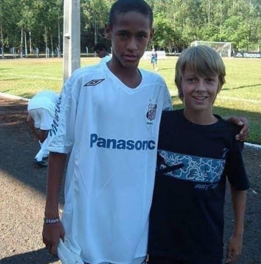 Neymar quando criança ao lado de um menino loiro