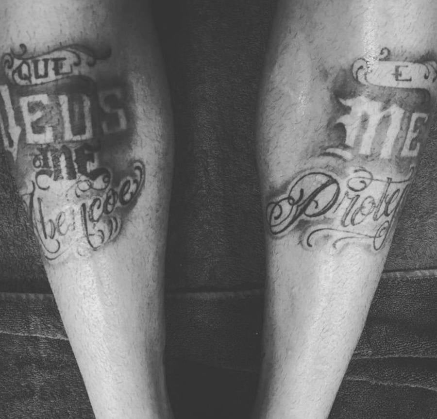 Foto das tatuagens de Neymar nas panturrilhas