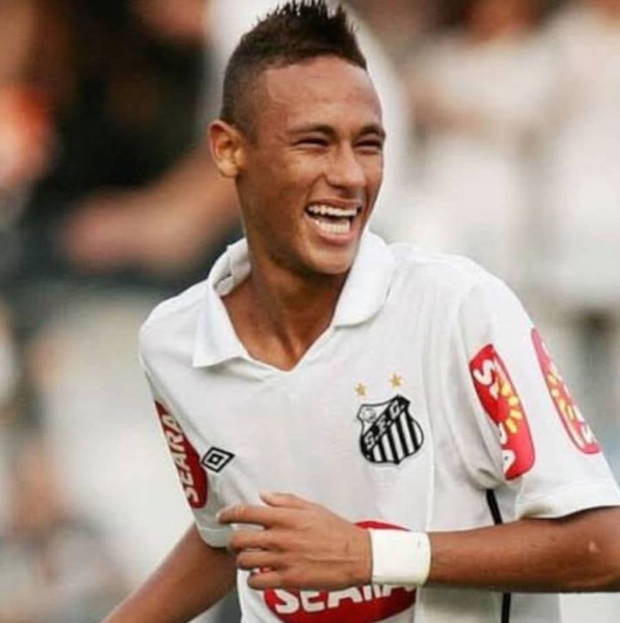 Neymar mais sorrindo com a camisa do santos