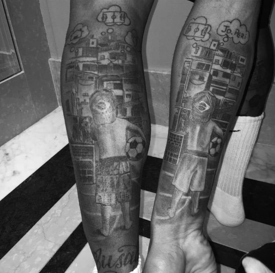 Foto da panturrilha de Neymar e do braço de Gabriel Jesus, com tatuagens parecidas