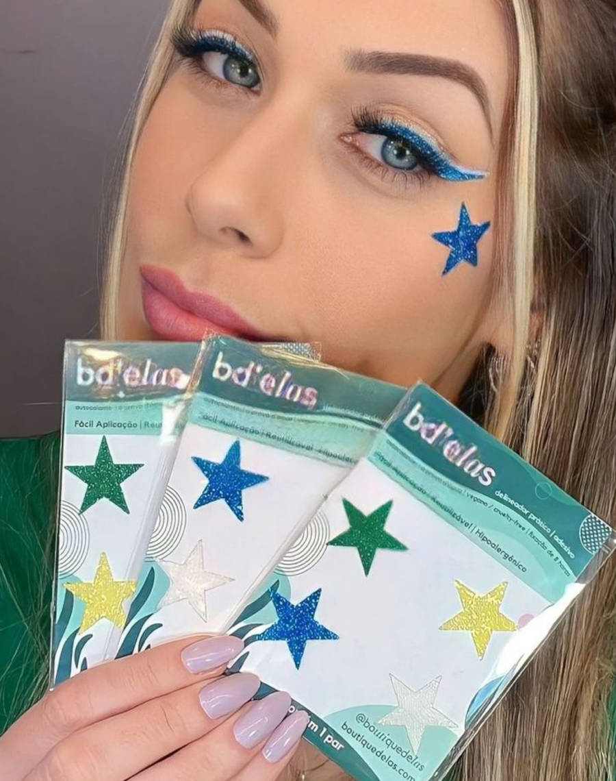 Foto de menina com adesivo de estrela para a copa do mundo e delineado
