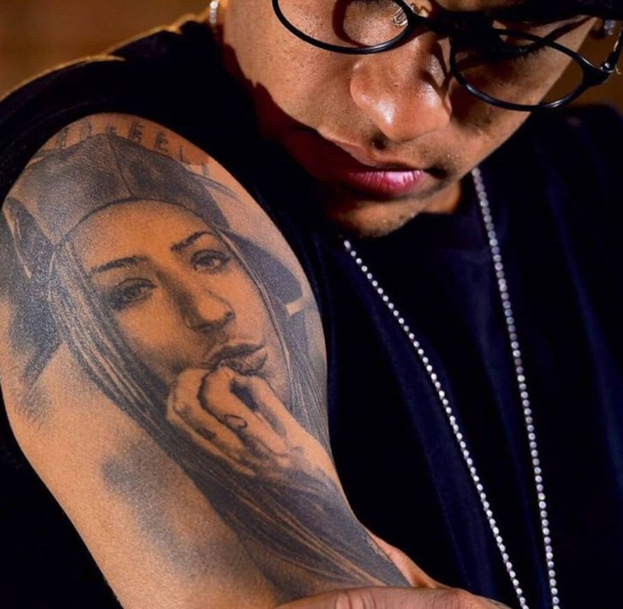 Foto de Neymar Júnior olhando para sua tatuagem em homenagem a irmã