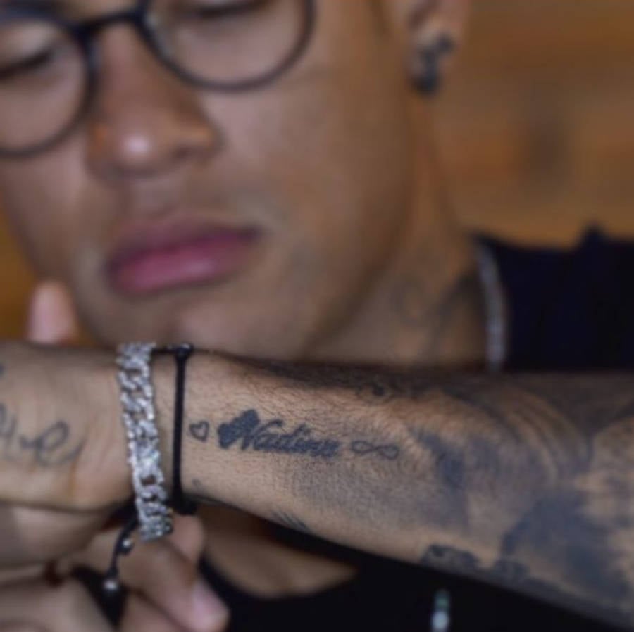 Foto de Neymar mostrando sua tatuagem no pulso em homenagem a mãe