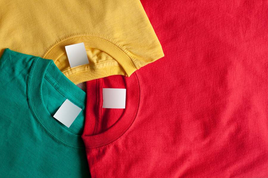 camisetas masculinas verde, amarela e vermelha com etiqueta branca