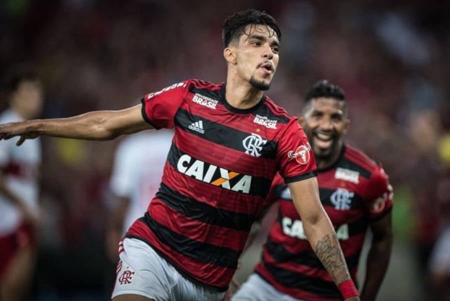 Foto de Luca sPaqueta jogando com a camisa do Flamengo e Rodinei atrás