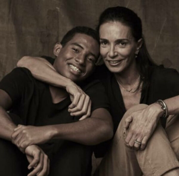 Foto de Isabel do Vôlei com seu filho Alison