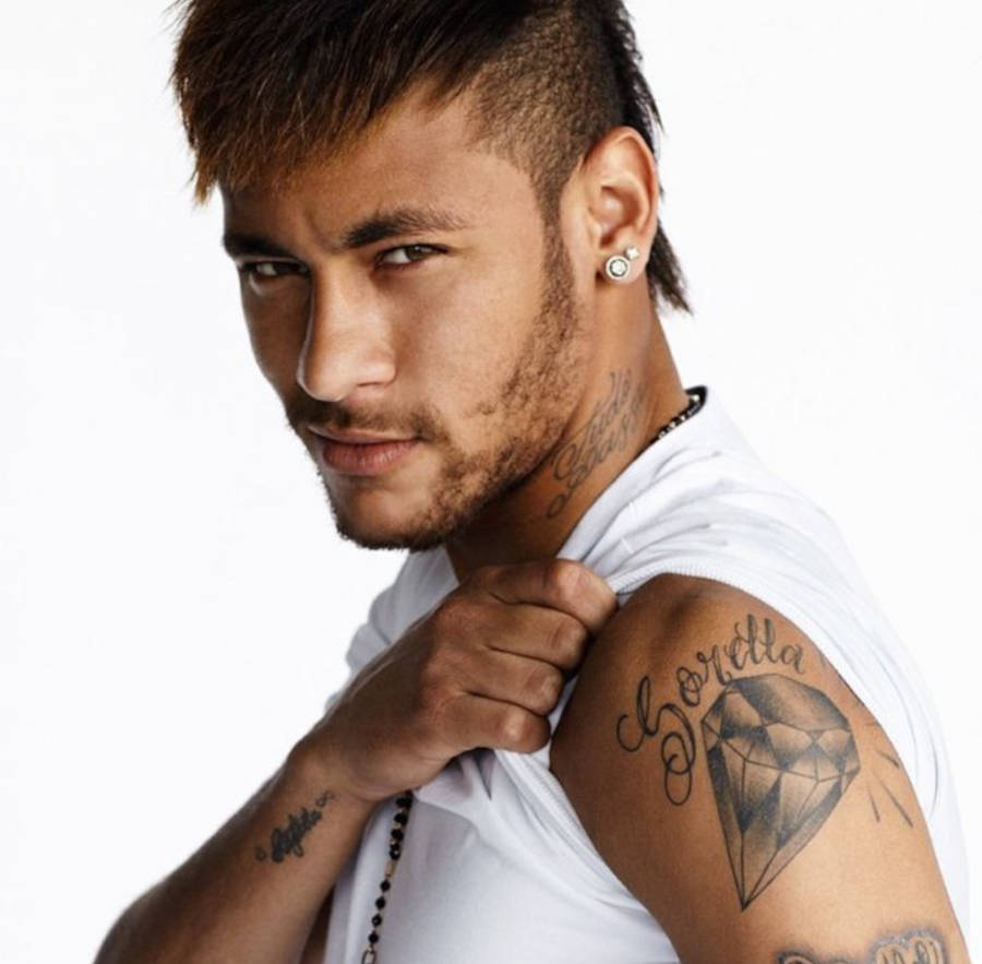 Foto de Neymar mostrando o ombro esquerdo com as tatuagens de diamante e a palavra "sorella"