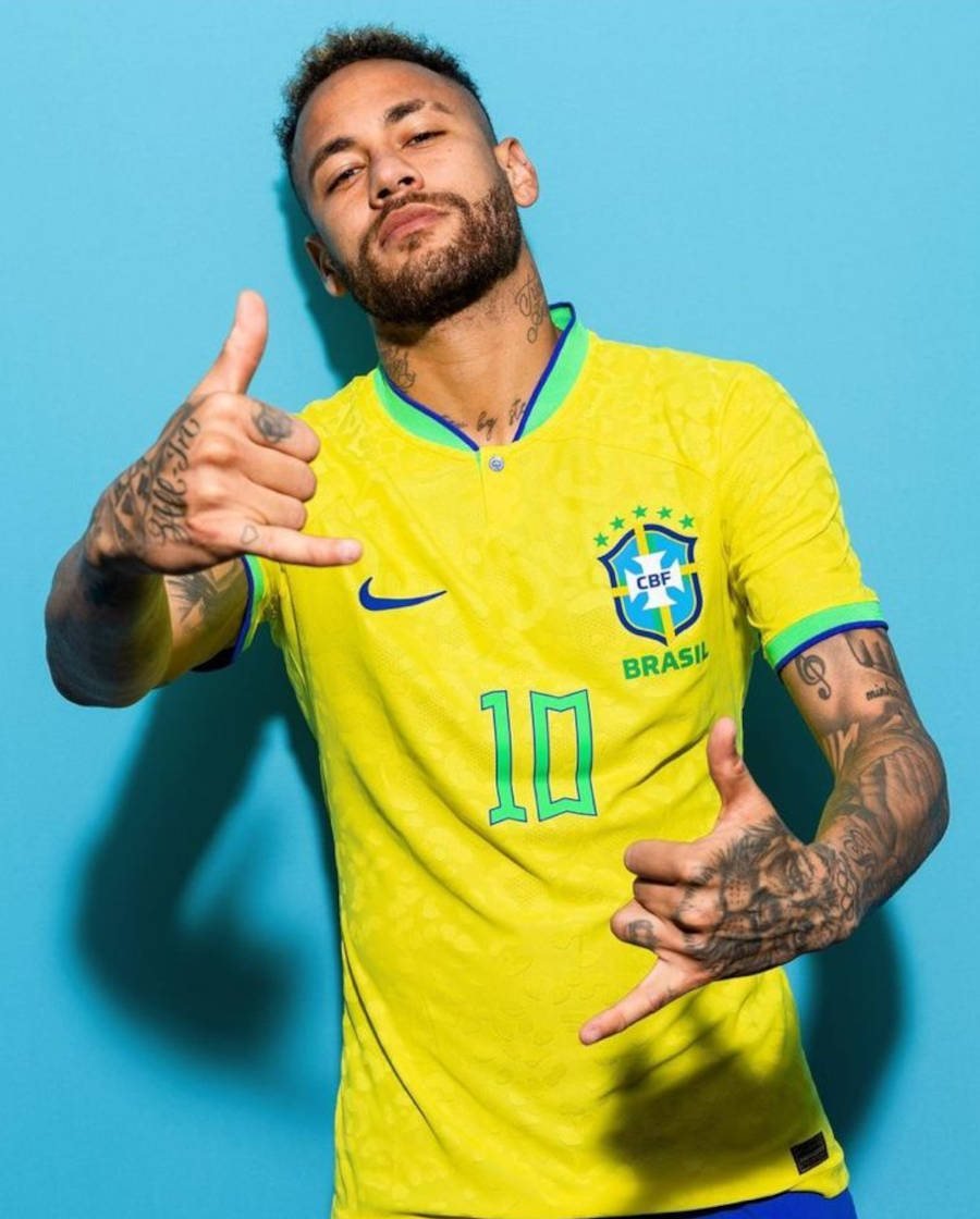 Foto de Neymar com a camisa do Brasil e os braços tatuados