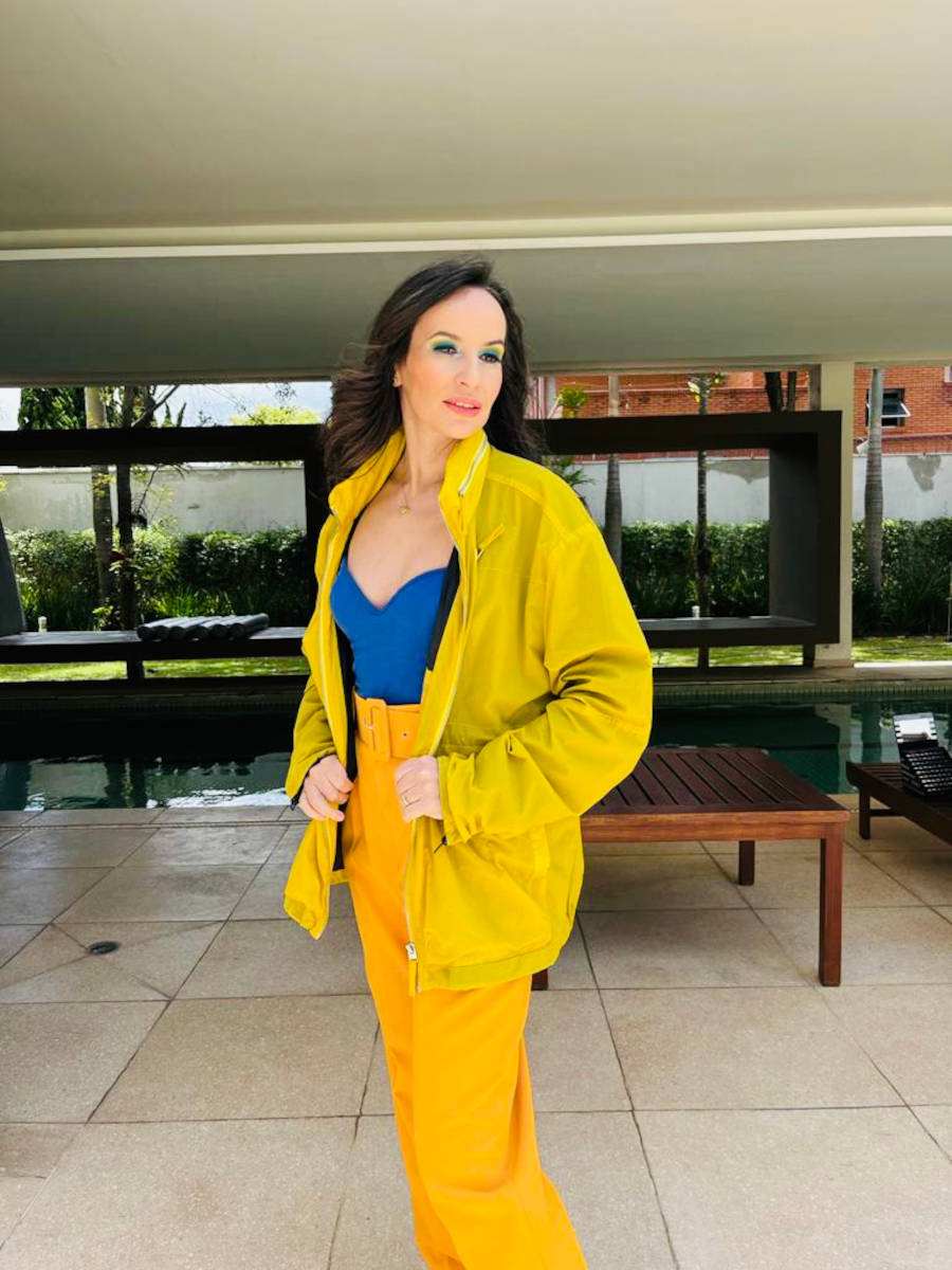 Foto de Denise Pitta com roupa para a copa do mundo trabalhada em amarelo e azul e combinando com maquiagem esfumaçada no olho