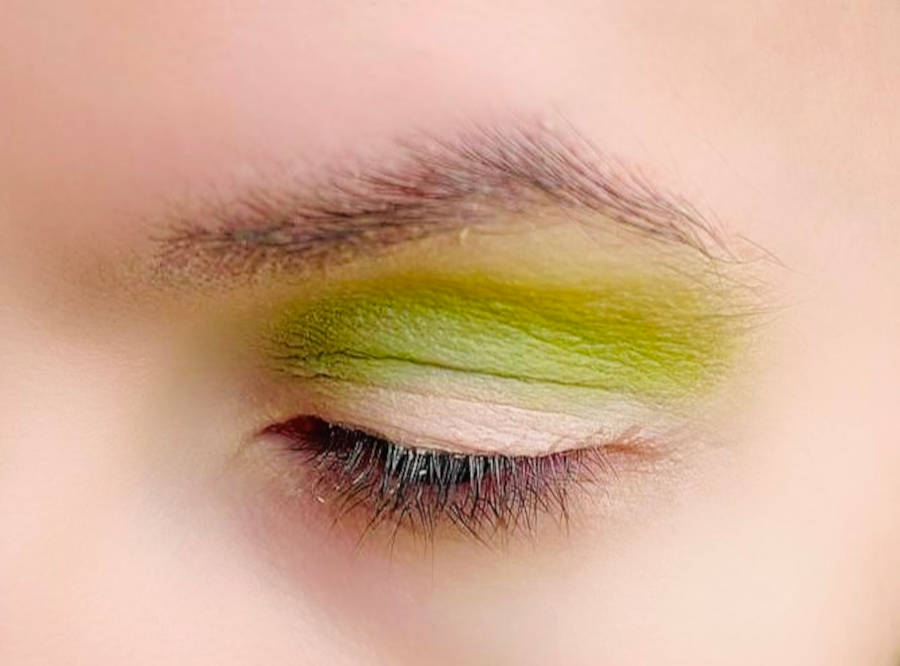 Foto do olho de Denise Pitta com a sombra verde aplicada acima da sombra amarela