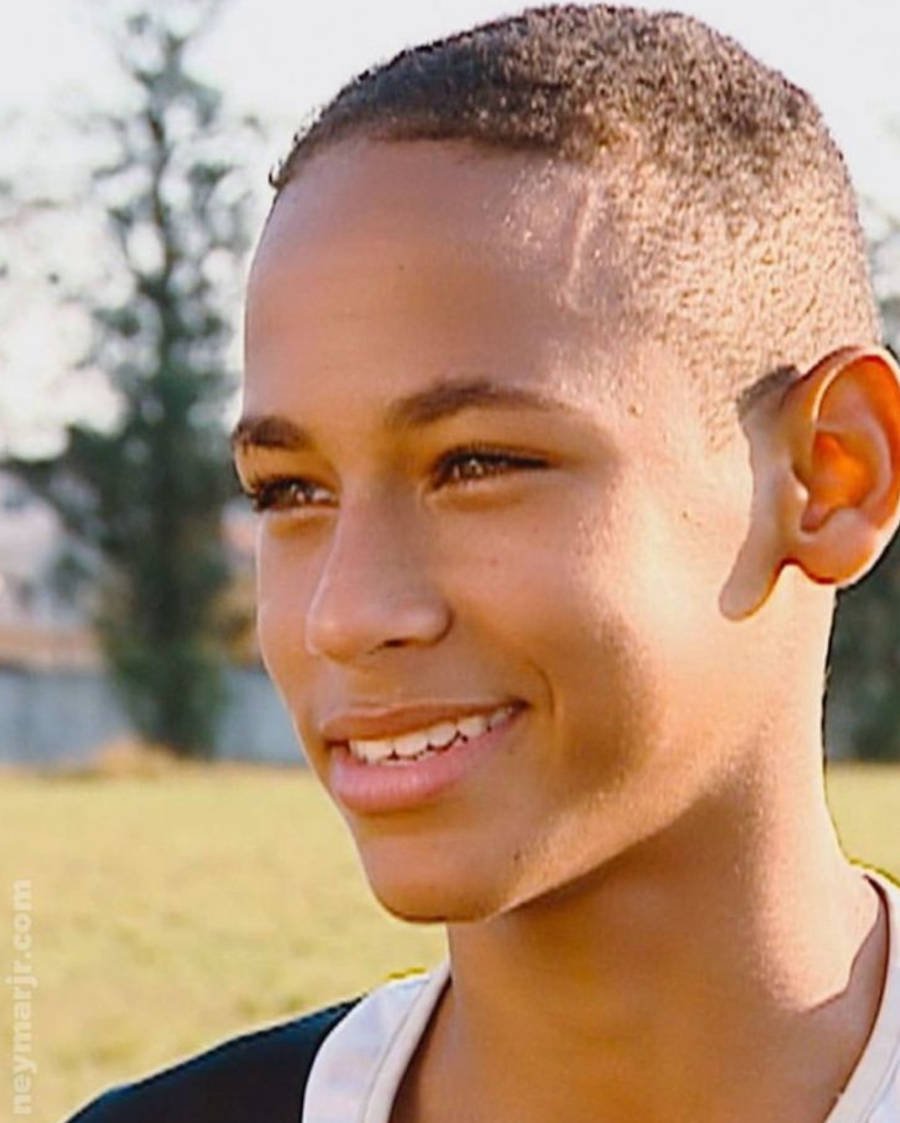 Neymar criança sorrindo para foto