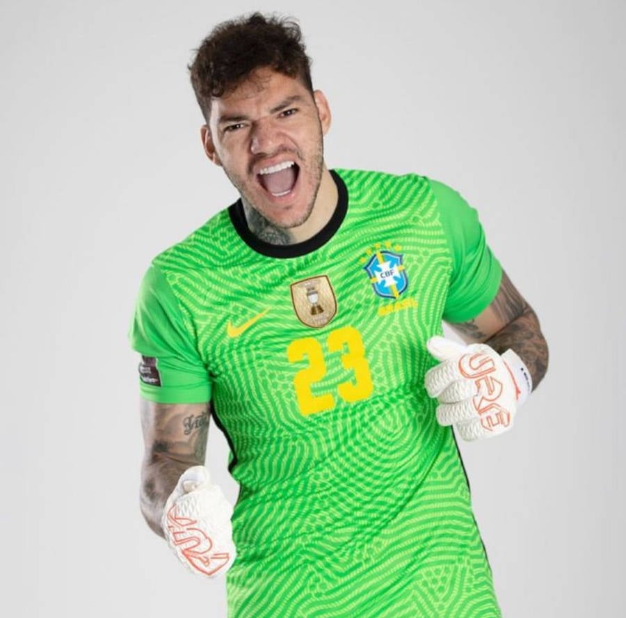 Foto de Ederson, goleiro da seleção, com a camisa do Brasil