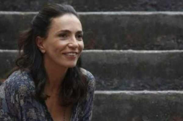 Foto de Isabel Salgado em uma escadaria