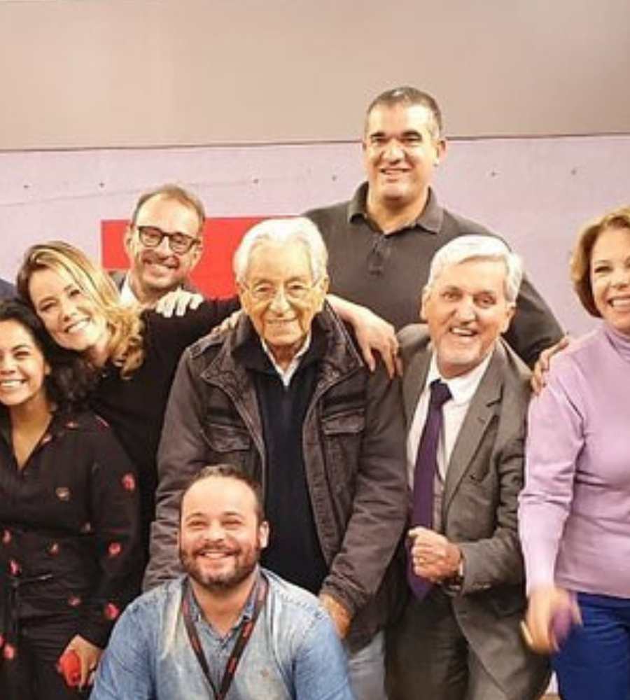Foto do marido da jornalista do Jornal Nacional, ao lado do comentarista da GloboNews Octavio Guedes e outros globais.