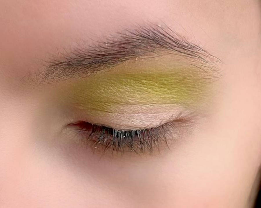 Foto do olho de Denise Pitta com sombra amarela aplicada