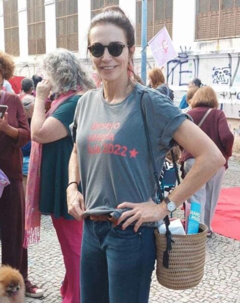 Foto de Isabel Salgado com camisa de Lula 2022