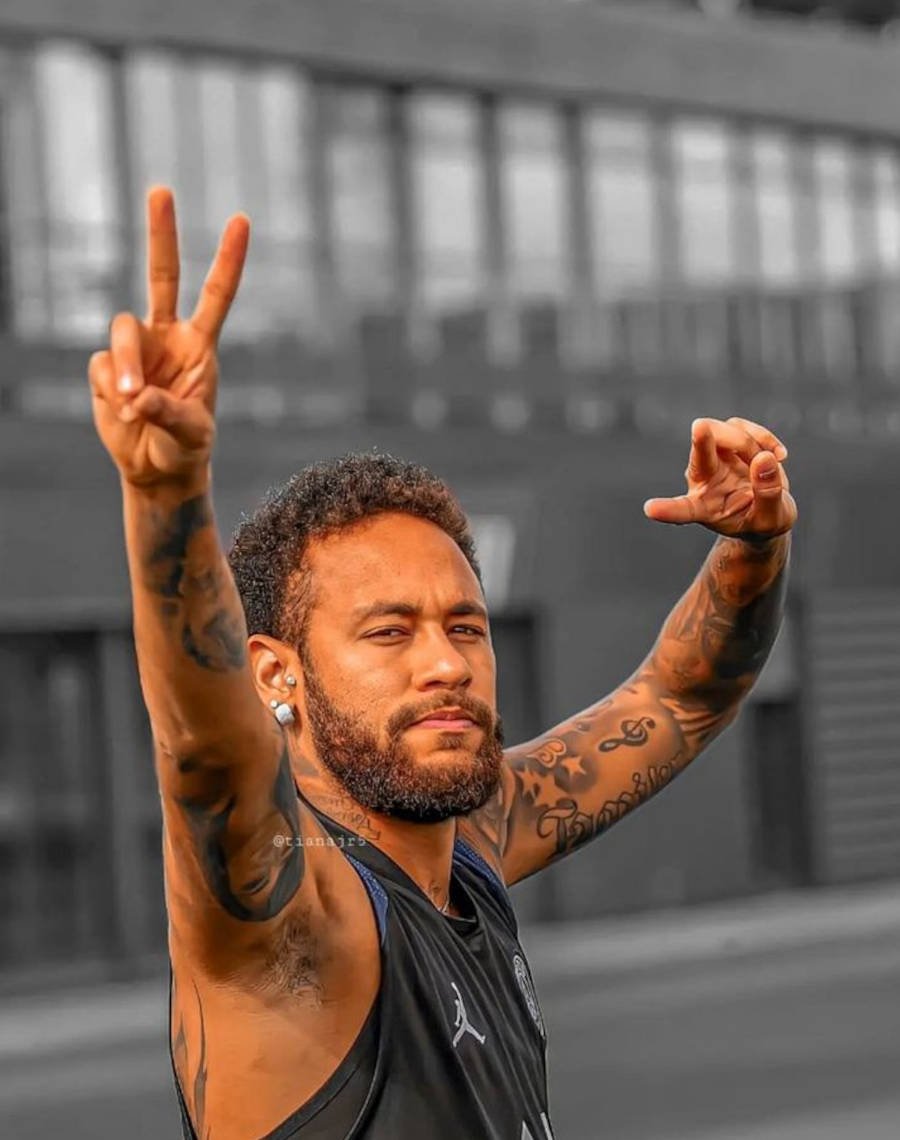 Foto de Neymar fazendo símbolo da paz com a mão