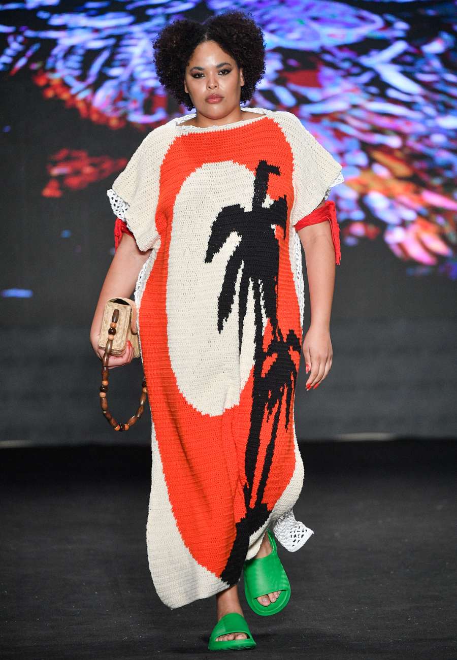 foto de modelo negra plus size com vestido em crochê branco, vermelho e preto