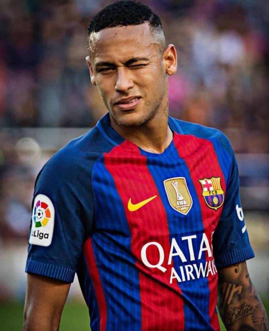 Neymar com os cabelos curtos no barcelona