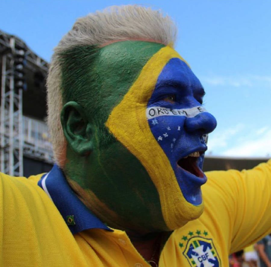 Foto de torcedor do brasil com o rosto pintado