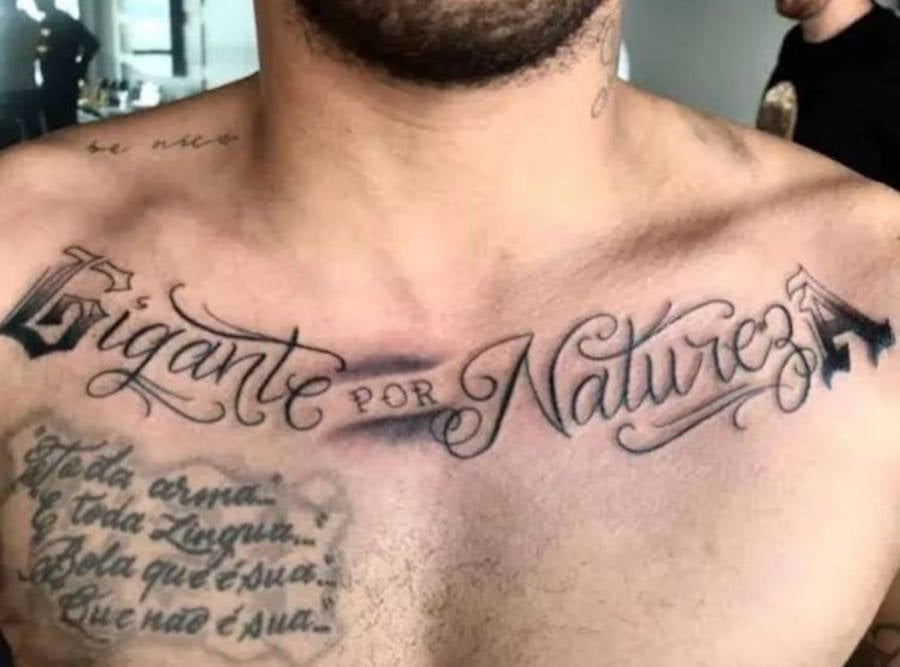Foto da tatuagem "gigante por natureza" no peito de Neymar Júnior, jogador de futebol