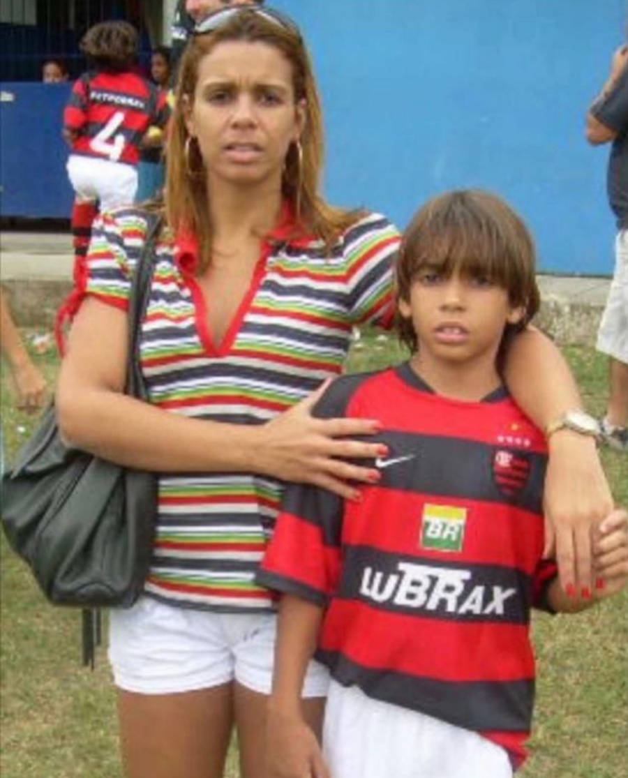 Foto de Lucas Paquetá quando criança e sua mãe 