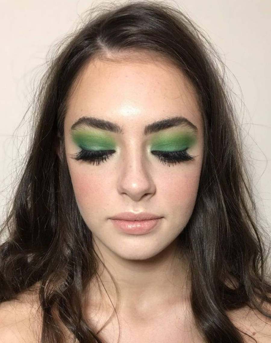 Foto de menina com maquiagem esfumaçada verde