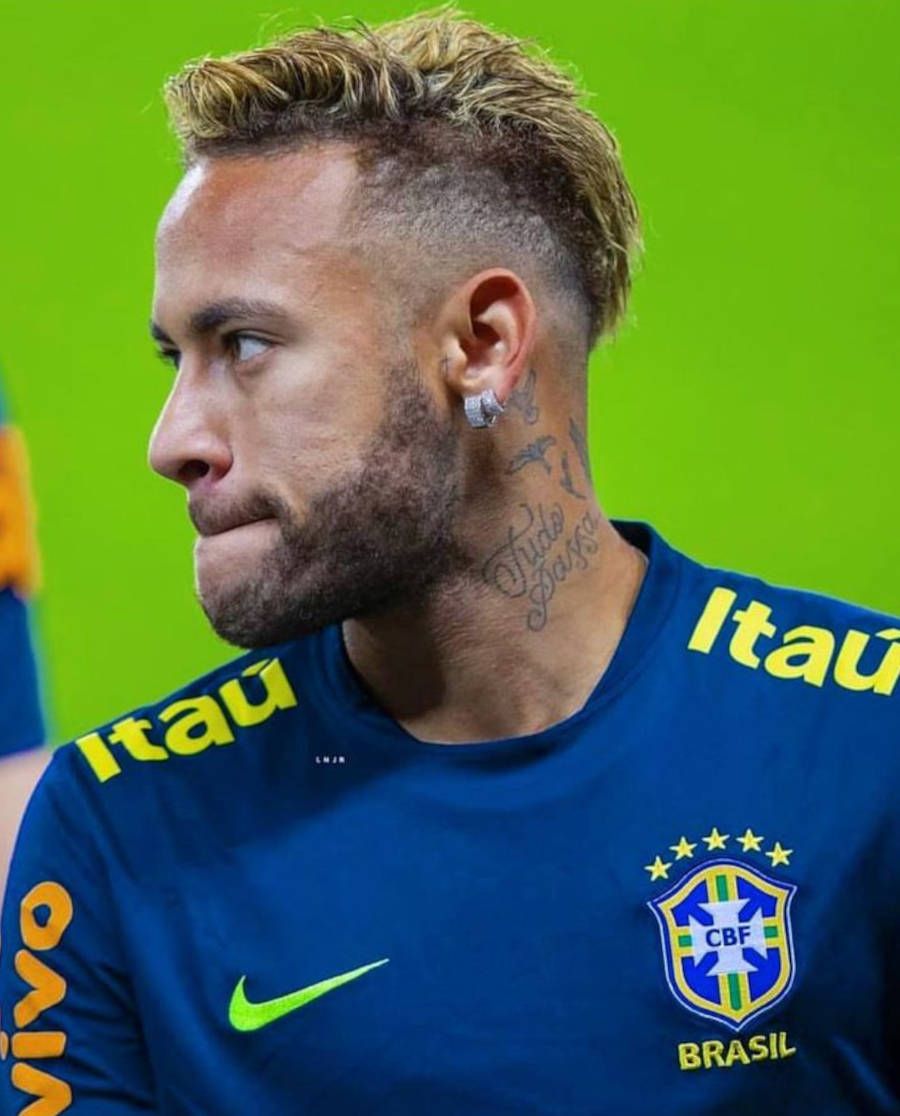 Neymar jogando pelo Brasil com o cabelo curto e loiro