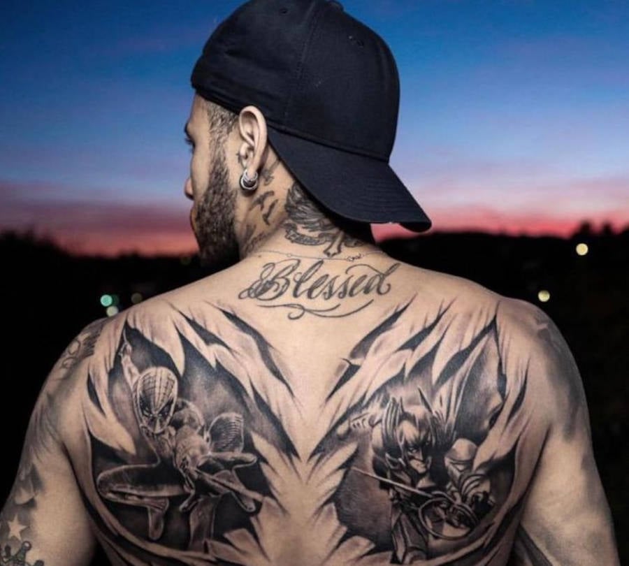Foto de Neymar de costas mostrando suas tatuagens de super heróis