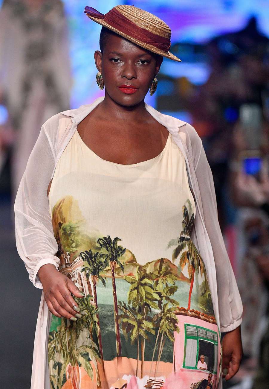 modelo usando vestido com estampa do Rio de Janeiro na passarela da semana de moda