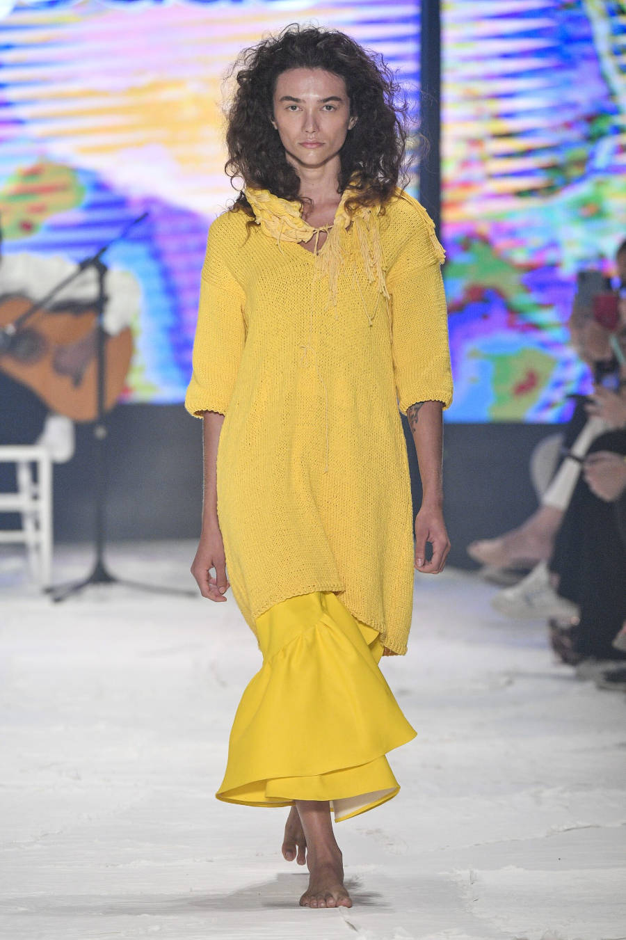 Mulher com vestido midi amarelo da Sou de Algodão.