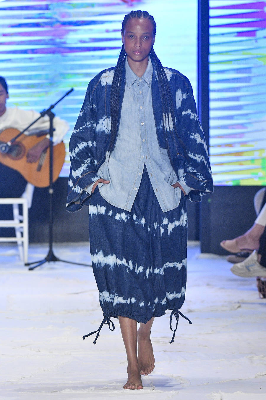 Modelo com conjunto jeans.