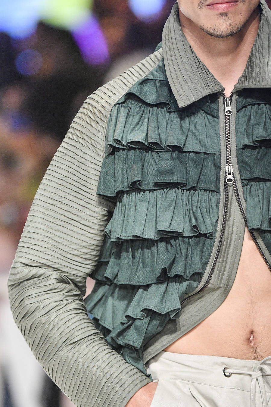Homem com jaqueta da Sou de Algodão no SPFW.