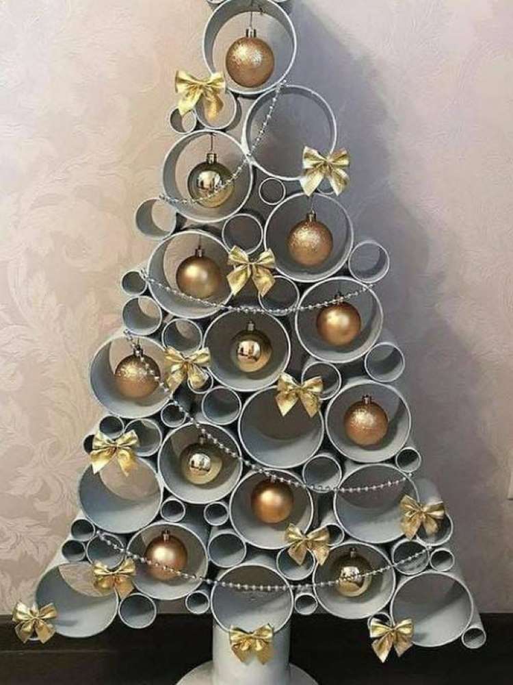 Árvore de Natal feita de cano PVC com enfeites dourados.