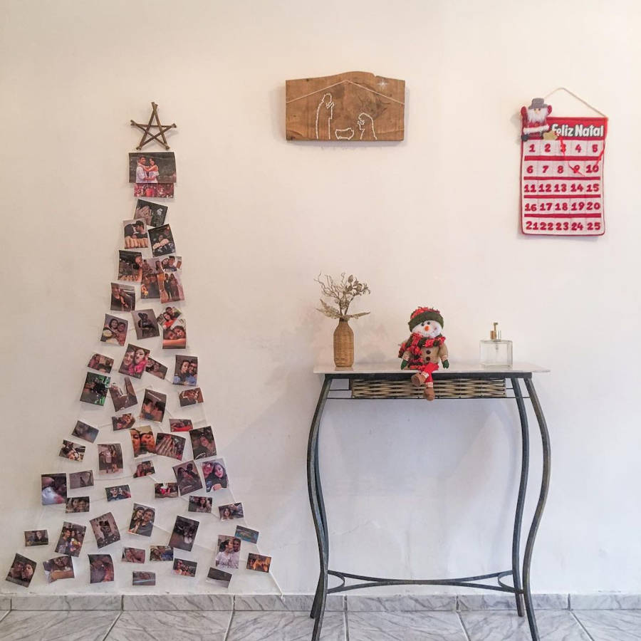 Árvore de Natal com fotos bagunçada com fotos de vários tamanhos.