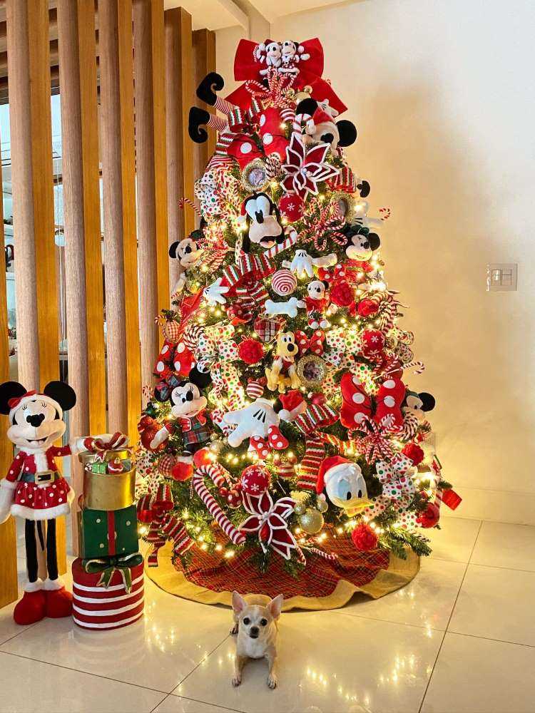 Árvore de Natal com enfeites do Mickey e da Minnie. 