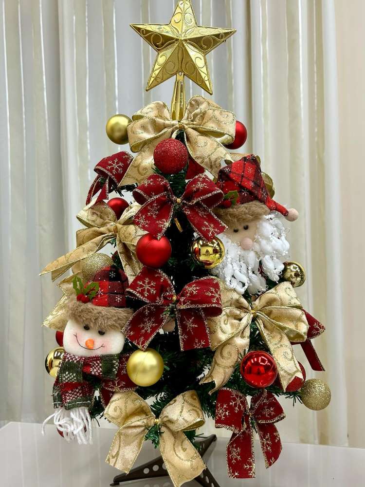 Pequena árvore de Natal com pelúcias de Papai Noel. 