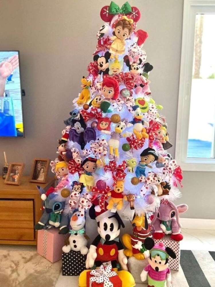 Árvore de Natal enfeitada com pelúcias de personagens da Disney.