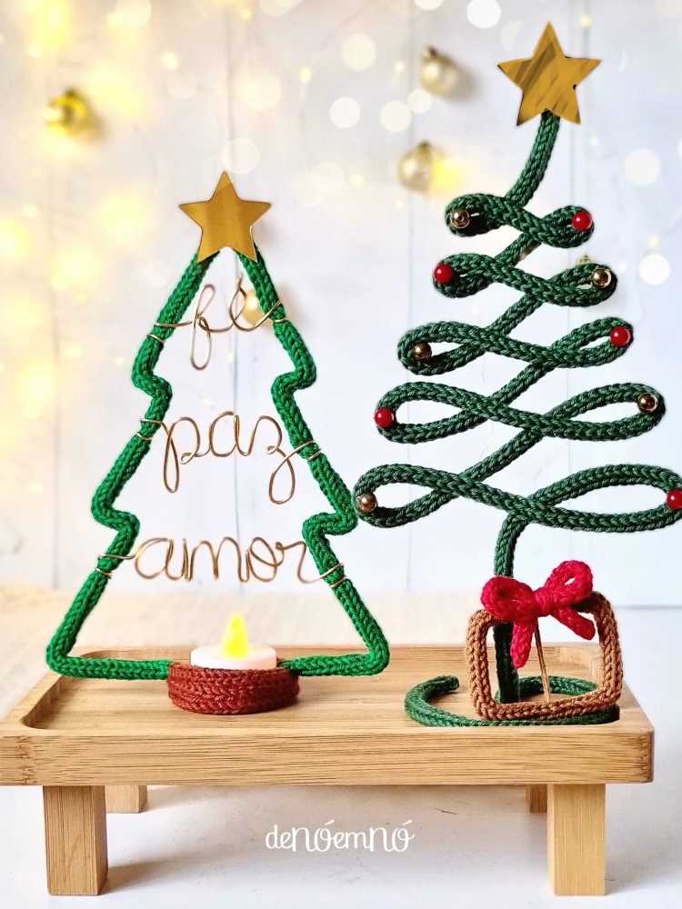 Árvores natalinas artesanais, escrito "fé, paz e amor" e em espiral.
