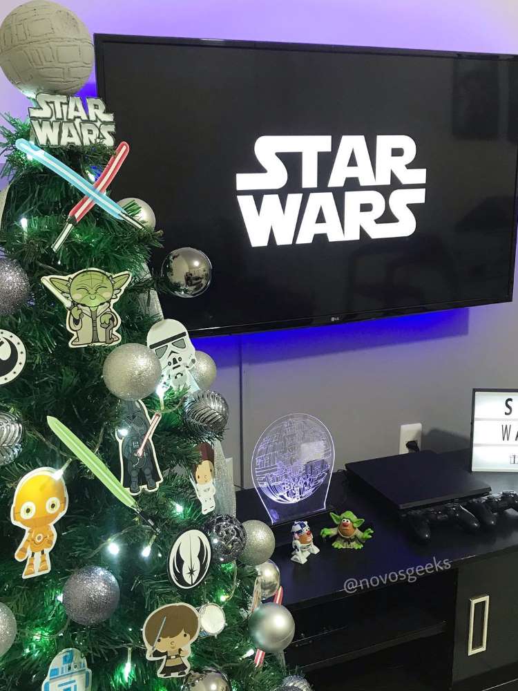 Árvore de Natal com enfeites do Star Wars.