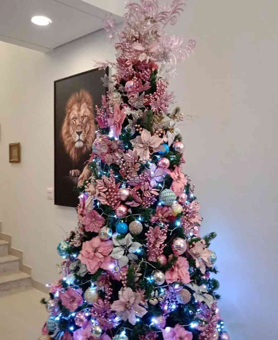 Foto de árvore de natal com decoração rosa.