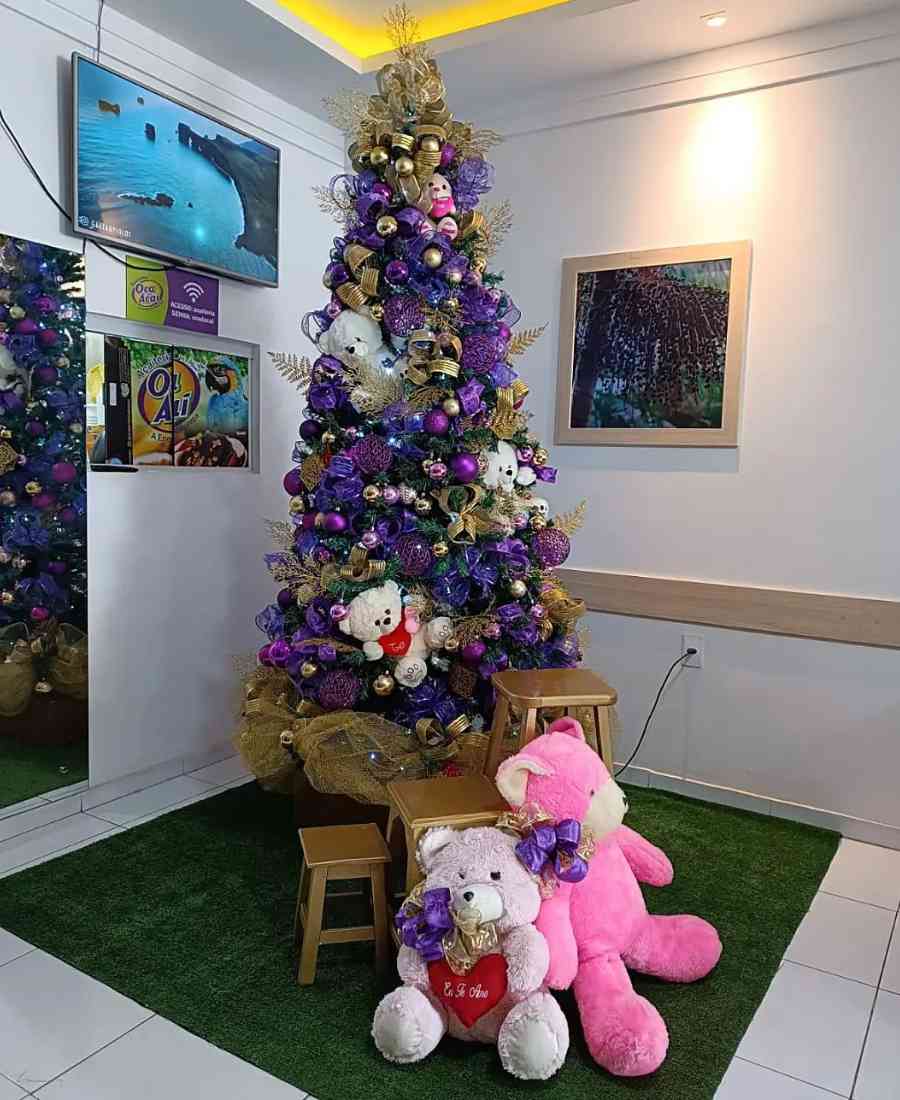 Foto de árvore de natal com decoração roxo.