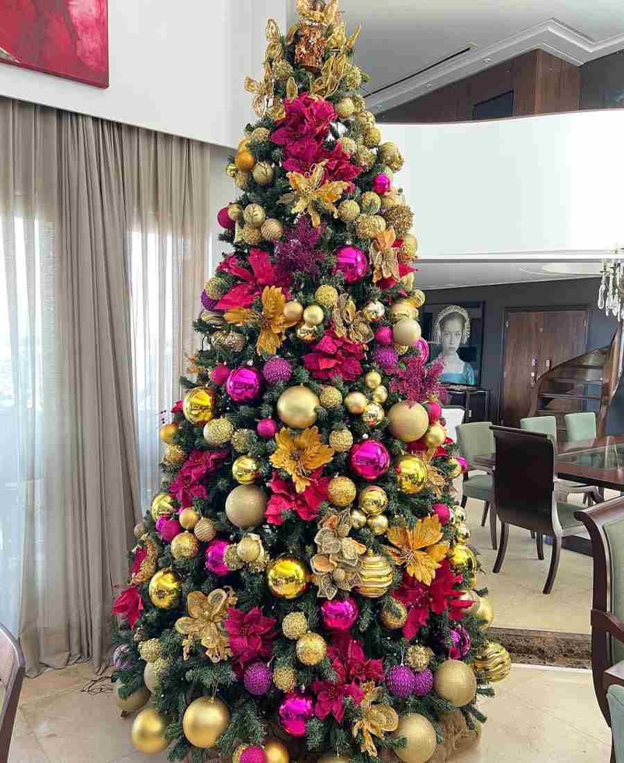 Foto de árvore de natal com decoração pink e dourado.
