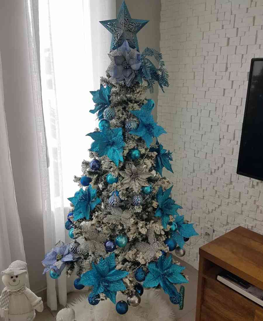 Foto de árvore de natal com decoração azul.