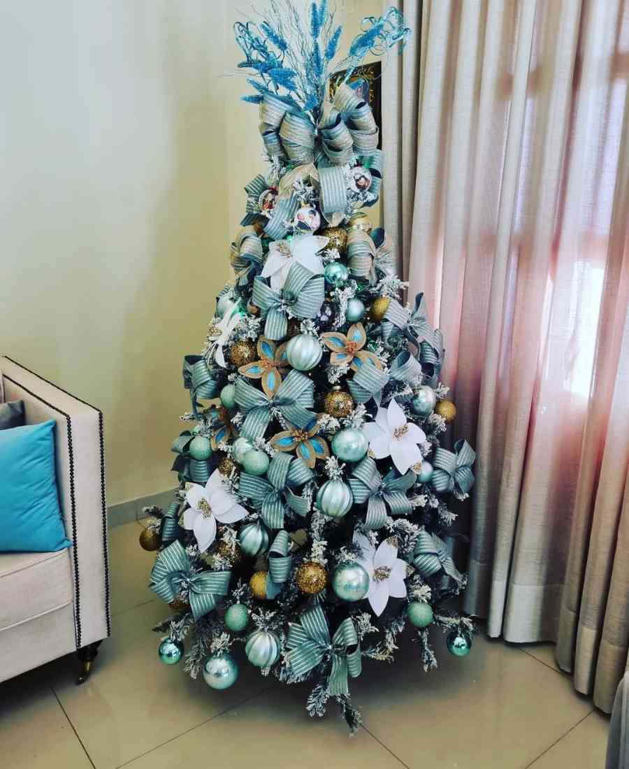 Foto de árvore de natal com decoração azul claro.
