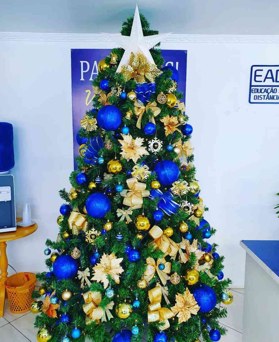 Imagem de árvore de Natal decorada com tema de Copa do Mundo.