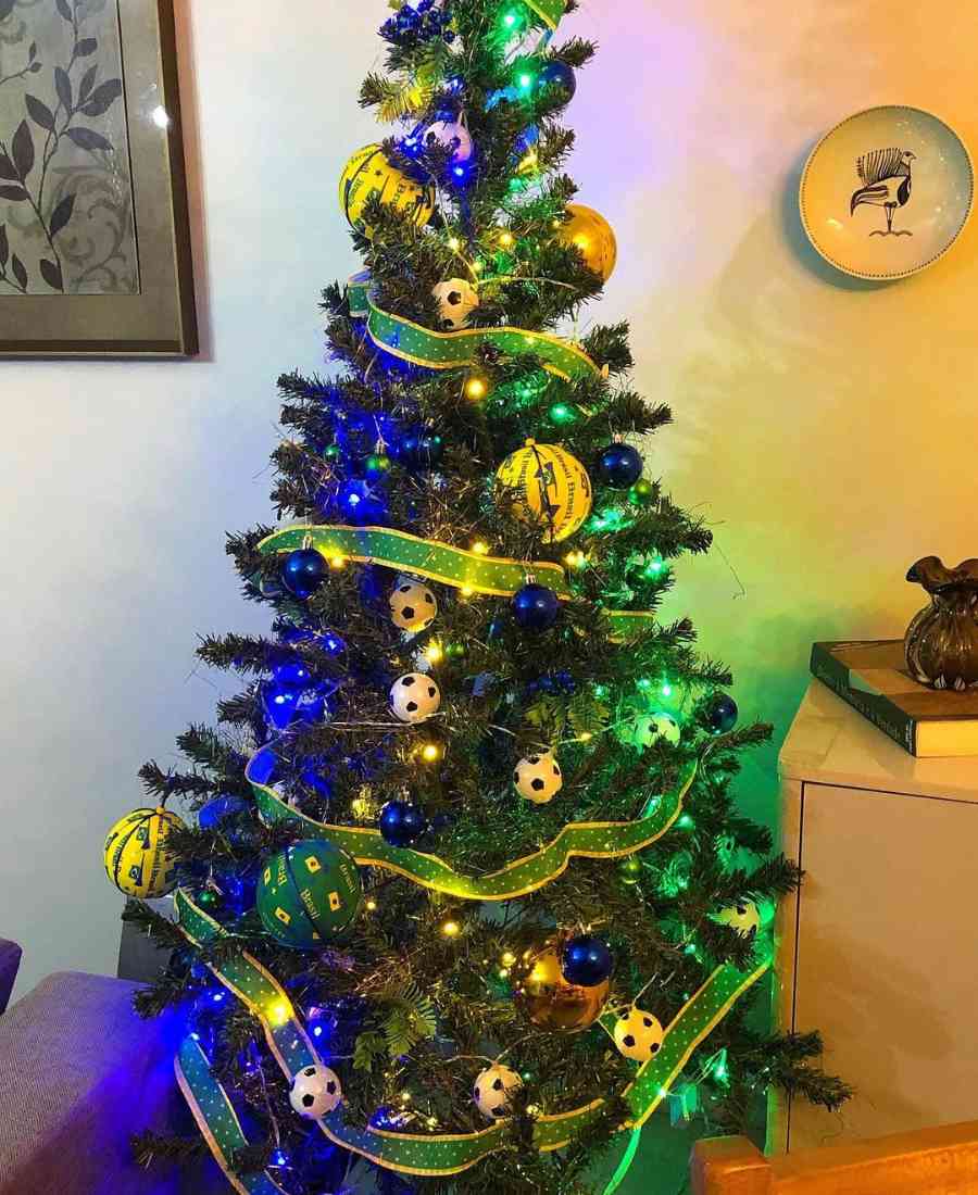 Imagem de árvore de Natal decorada com tema de Copa do Mundo.