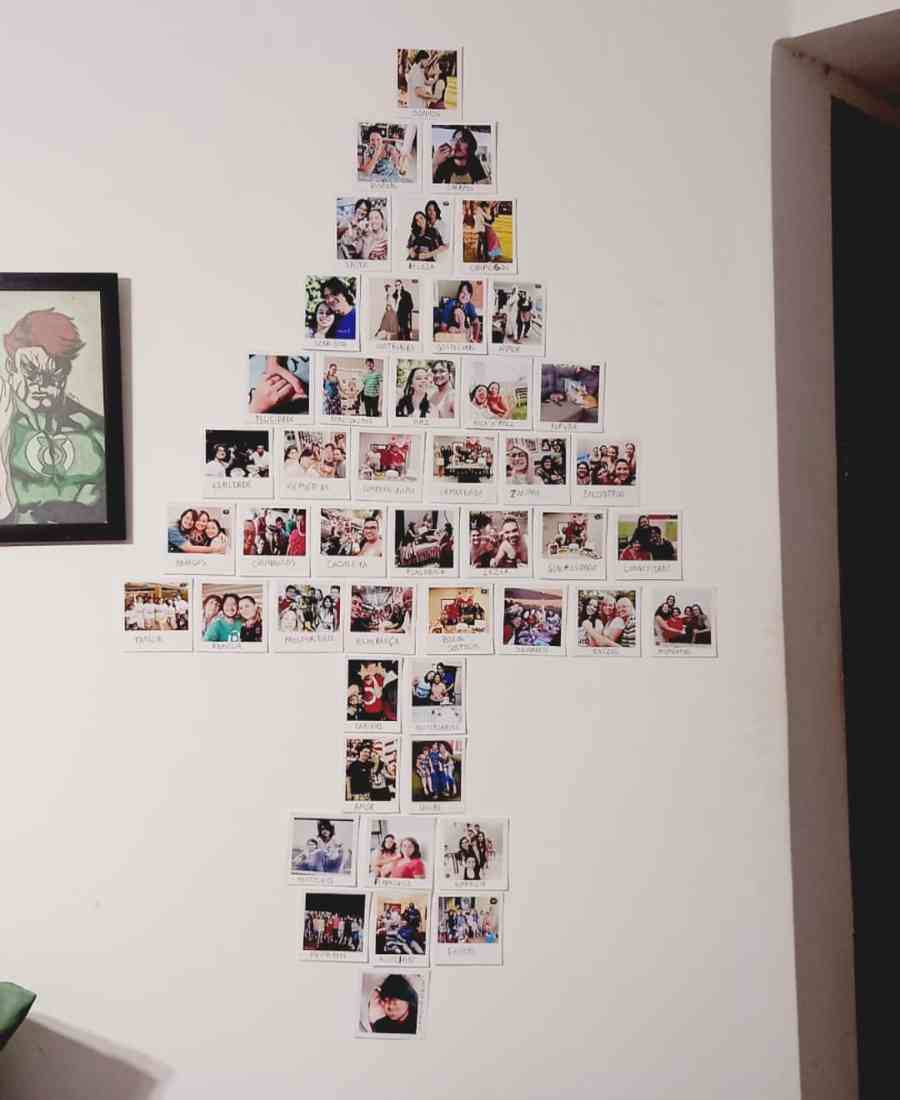 Foto de árvore de Natal feita com fotos coladas na parede.