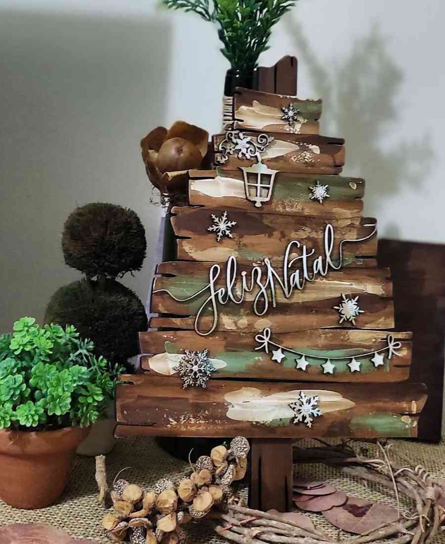 Foto de árvore de natal rústica feita de madeira. 