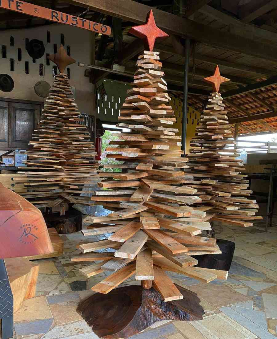 Foto de árvore de natal feita de madeira rústica. 